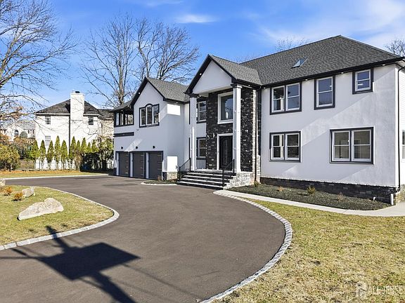 3rd image of 4 Hemlock Dr