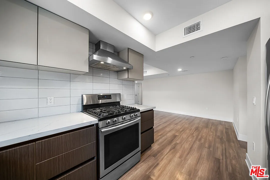 2 bed, 2.0 bath, 1270 sqft, $4,200 — Photo 4