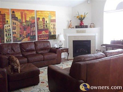 Great Room w/gas FP, Hardwoods & Vaulted Ceiling