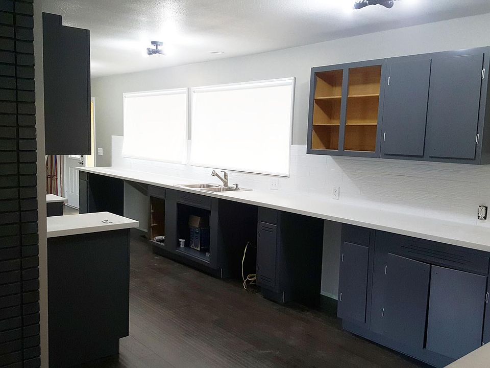 Large Kitchen with full suite of appliances