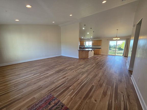Spacious and Open Living Room, Dining room area, and Kitchen