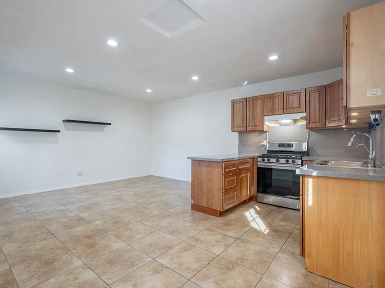 10409 McClemont Ave — Photo 3