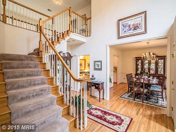 LARGE FOYER