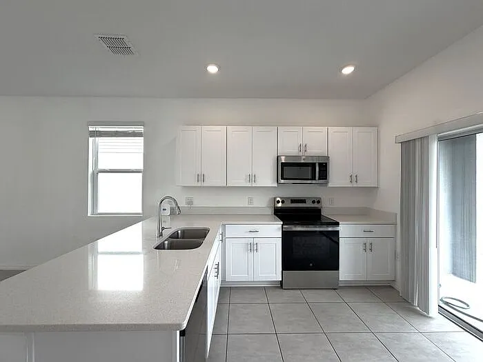 2 bed, 2.5 bath, 1255 sqft, $1,600 — Photo 4