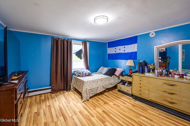 5th image of 727 Burden Avenue