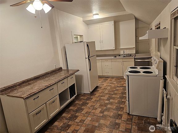 5th image of 211 E Commercial Street