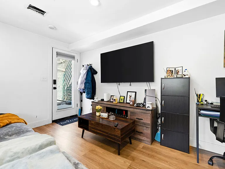 92 Chelsea St #1 — Photo 3