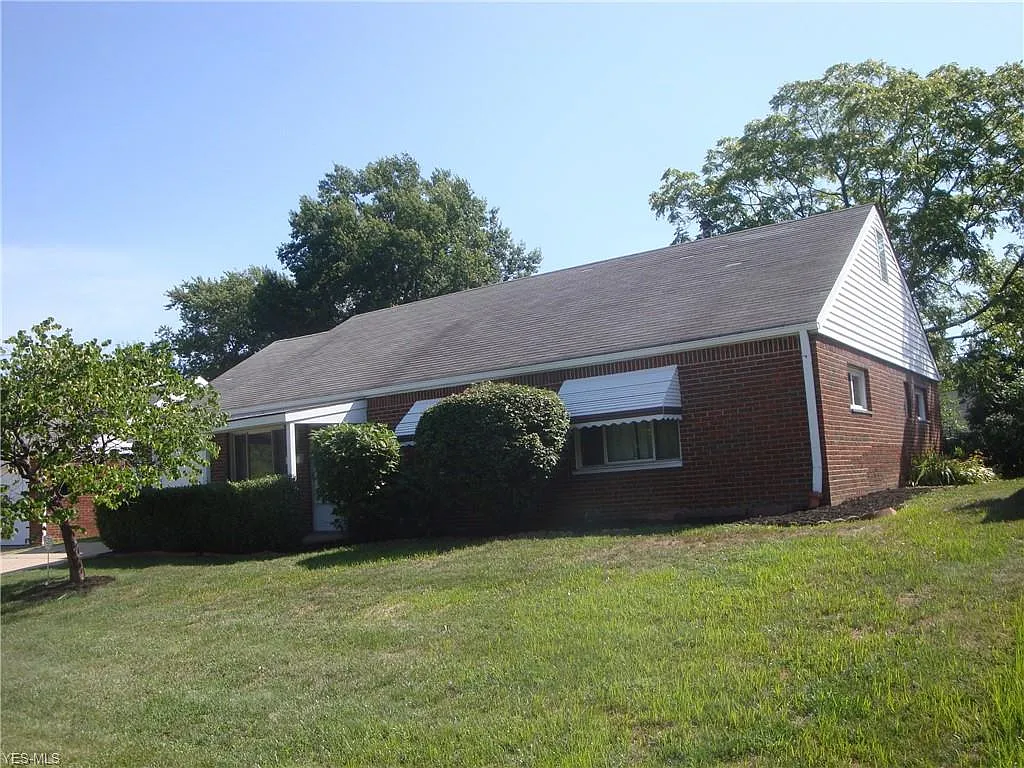 685 Willow Dr photo 1