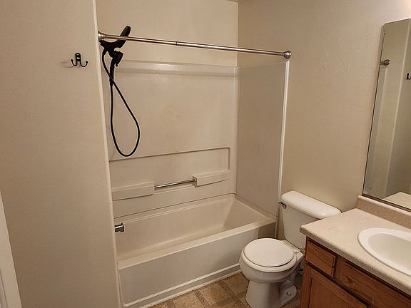 5th image of 660 Sunny Ln Unit B