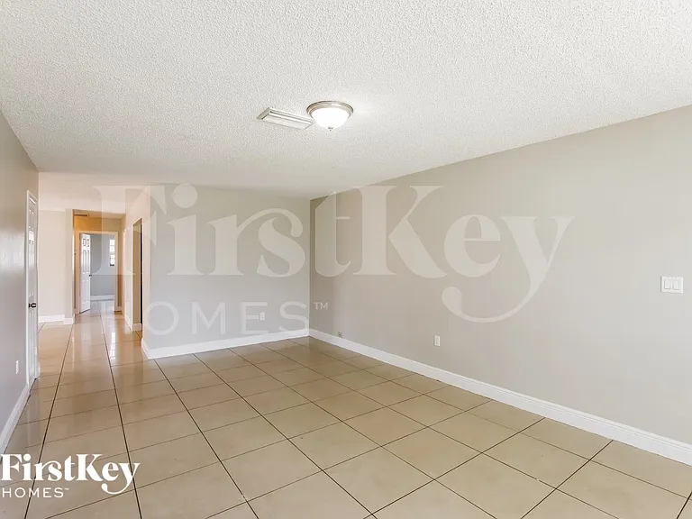 960 N 73rd Way — Photo 4