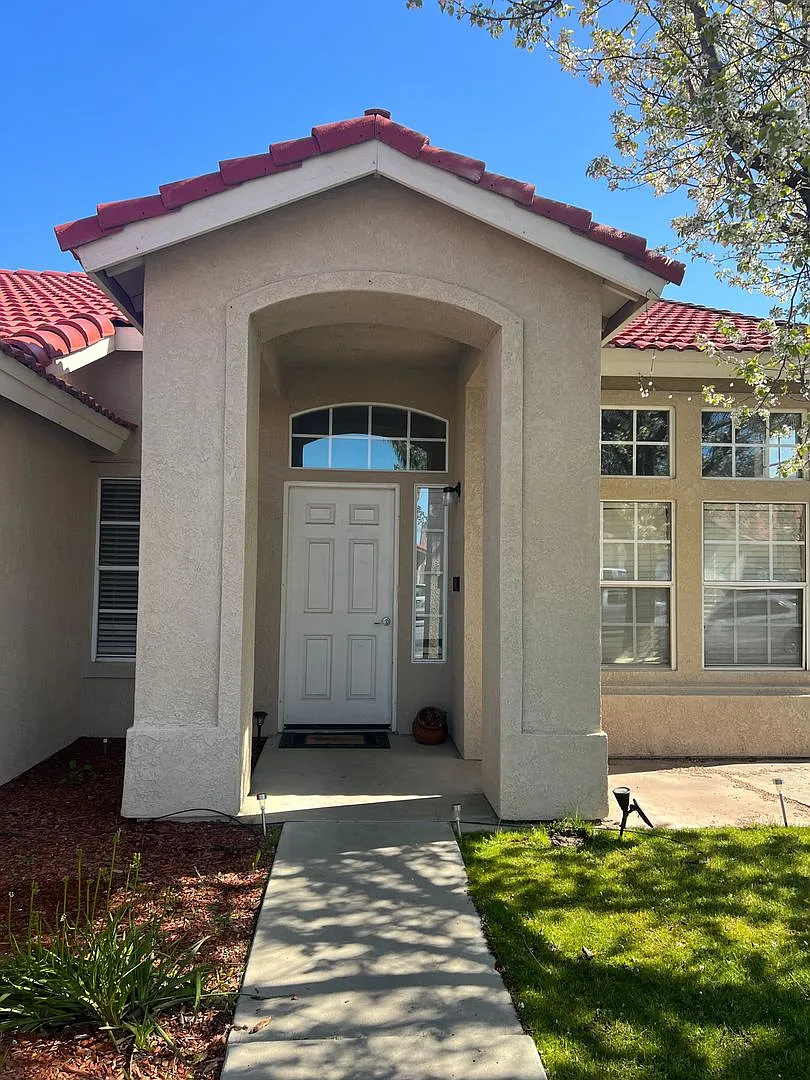 Coming Soon! Gorgeous NW 4 Bedroom 2 Bath Home! — Photo 2