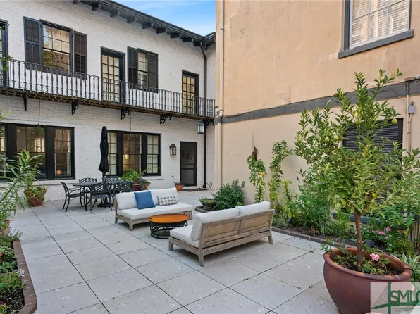 110 E Harris Street, Savannah, GA 31401