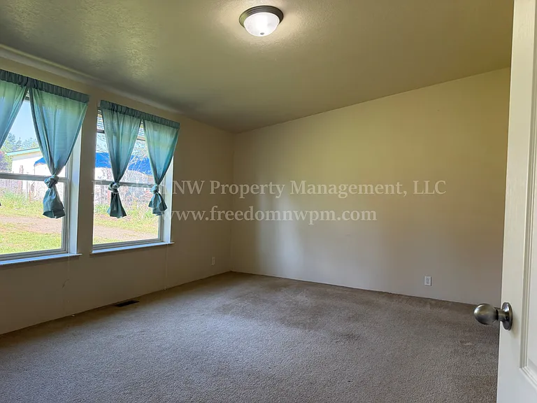 1411 SE Fireweed Rd — Photo 15