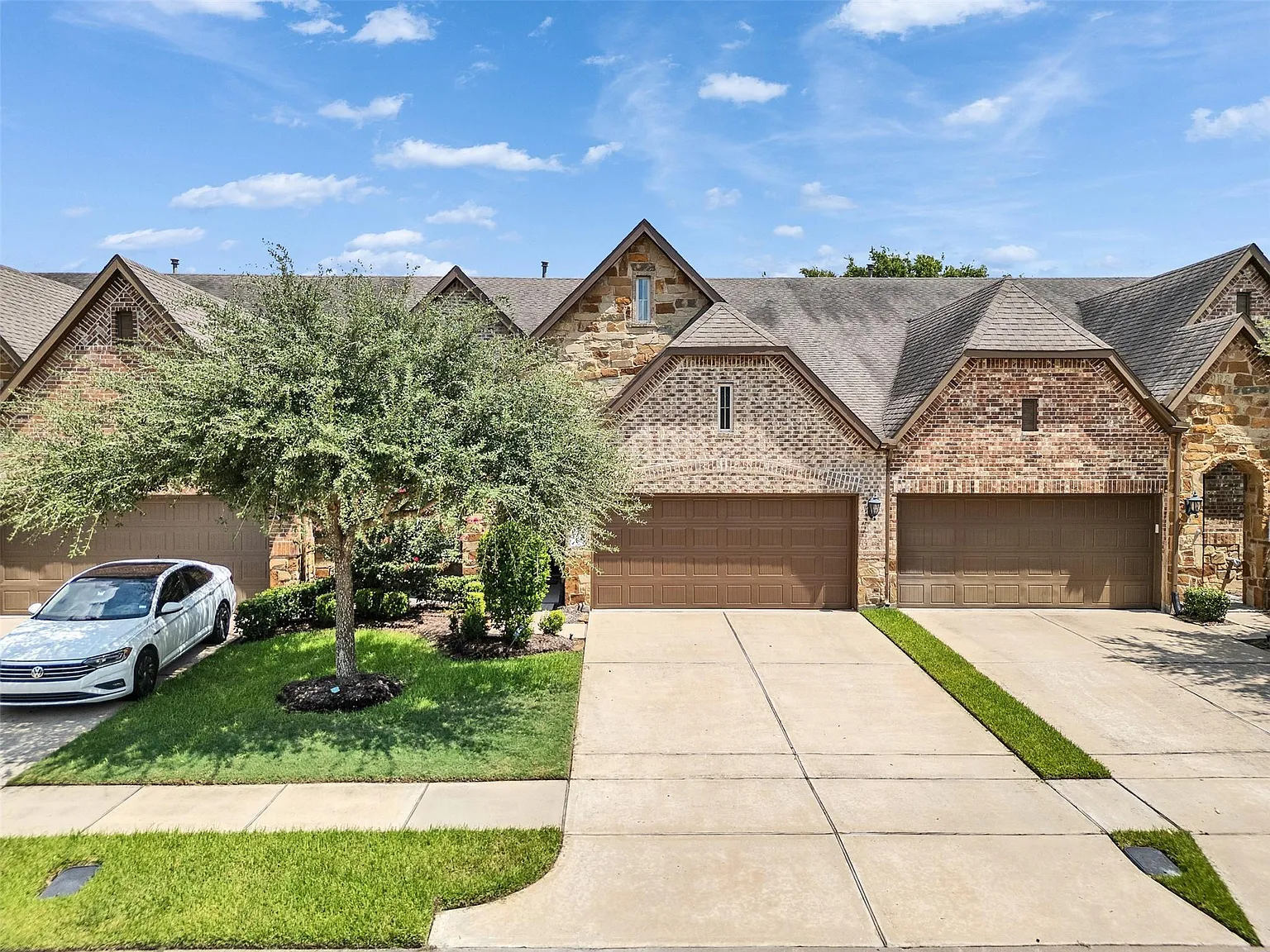 3 bed, 3.0 bath, 2779 sqft, $2,950 — Photo 1