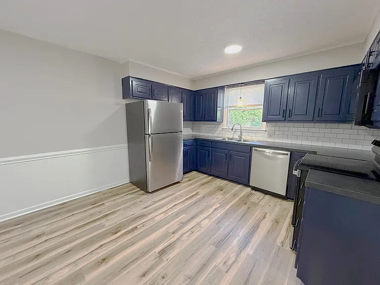 249 Iris Ln — Photo 1