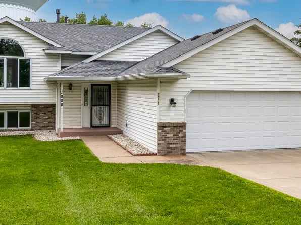 1988 Castle Ave E, Maplewood, MN 55109