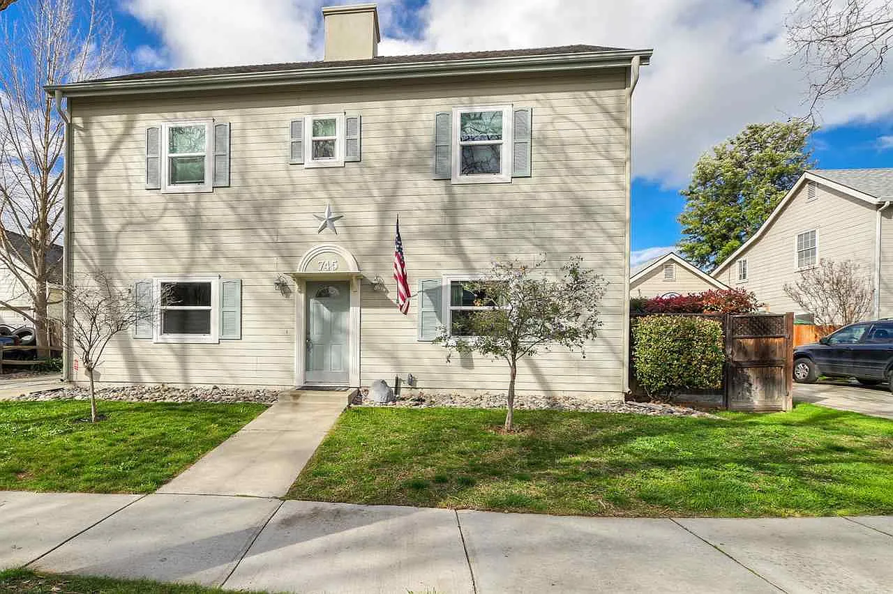 745 Cambridge Ct photo 1