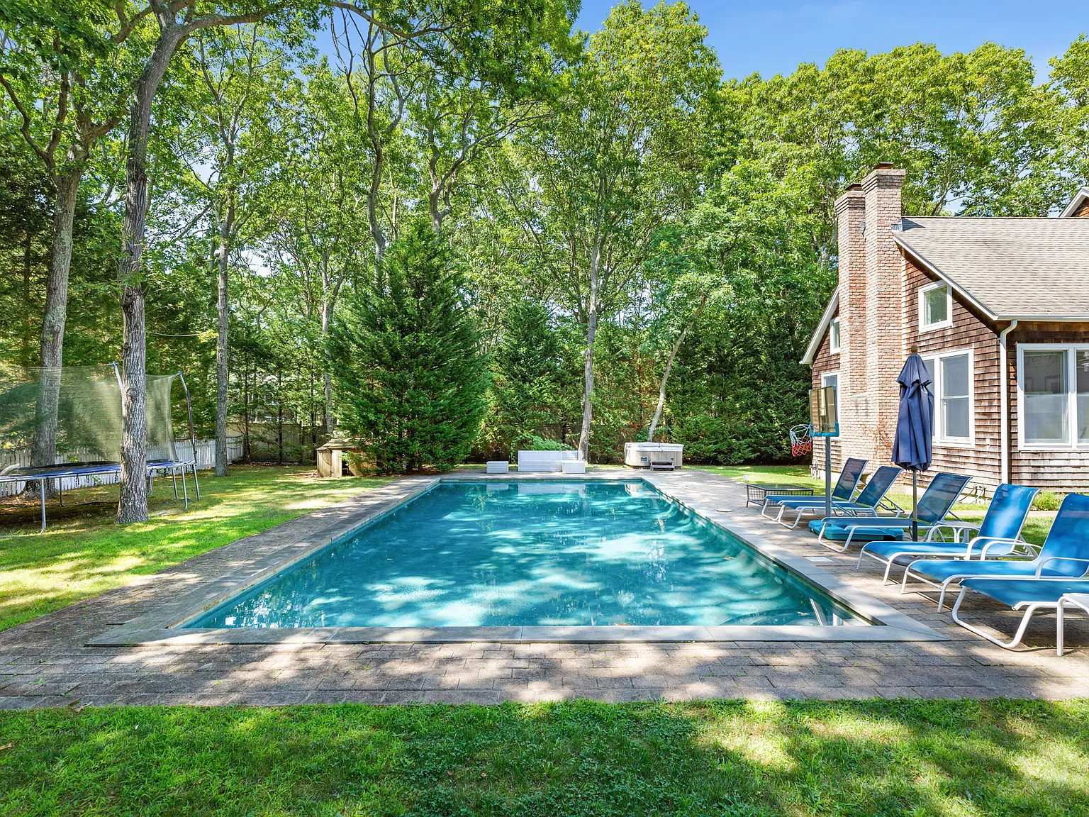 Large house with a pool in Wainscott — Photo 4