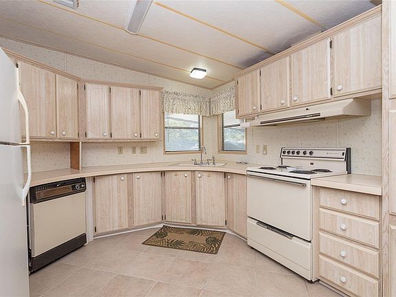 5th image of 3025 Holly Ave