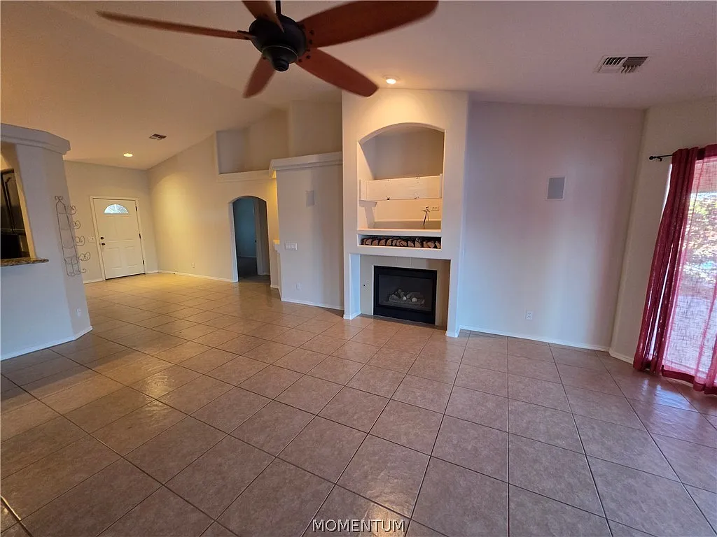 3 bed, 2.0 bath, 1952 sqft, $2,000 — Photo 4