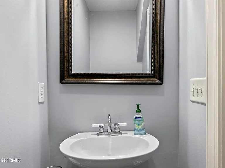 255 W Hedgelawn Way — Photo 23