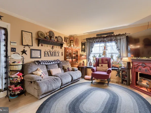 1 Horseshoe Dr, Douglassville, PA 19518