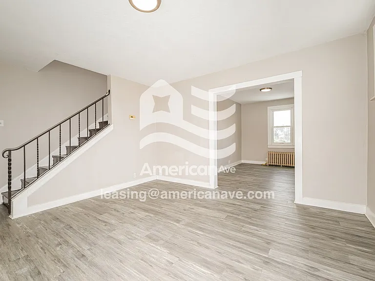 1070445_005_living_room_5.jpg