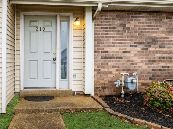 219 Village Cir W, Dickson, TN 37055
