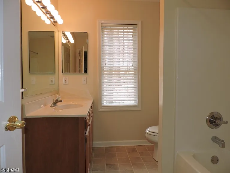 8 Entrance Ave — Photo 6