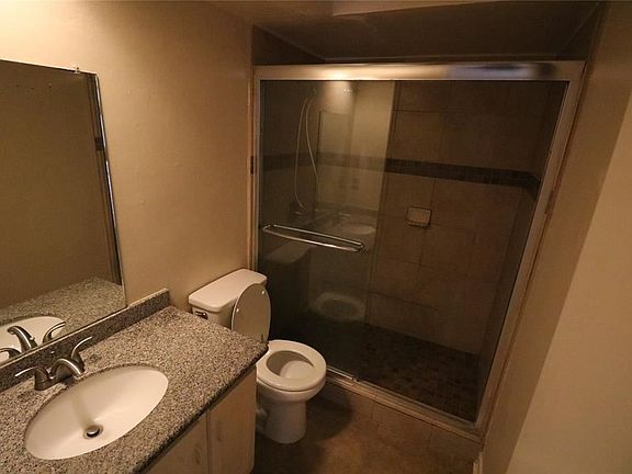 5th image of 2806 Camelot Ln