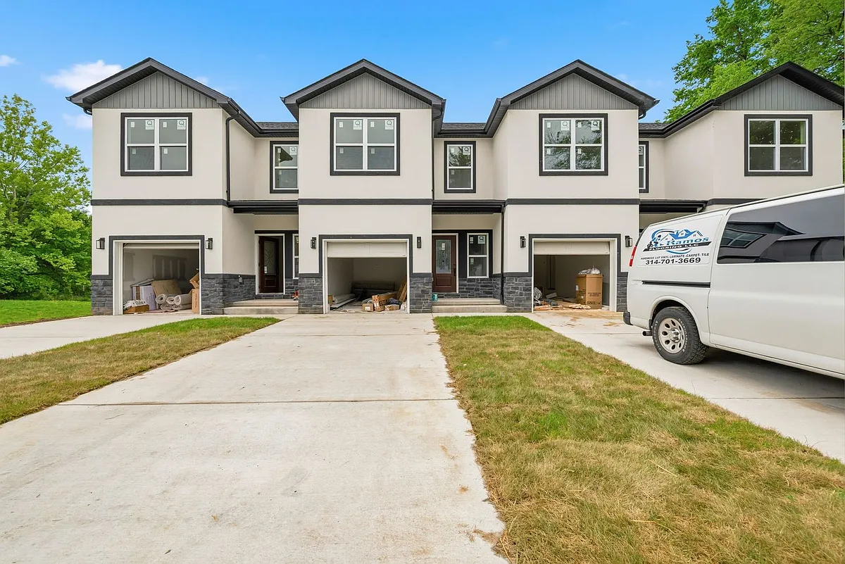 Building Photo - 215 Shoreline Dr