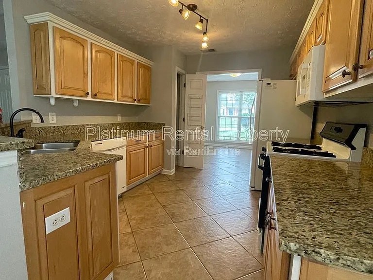 475 Ellesmere Way — Photo 14