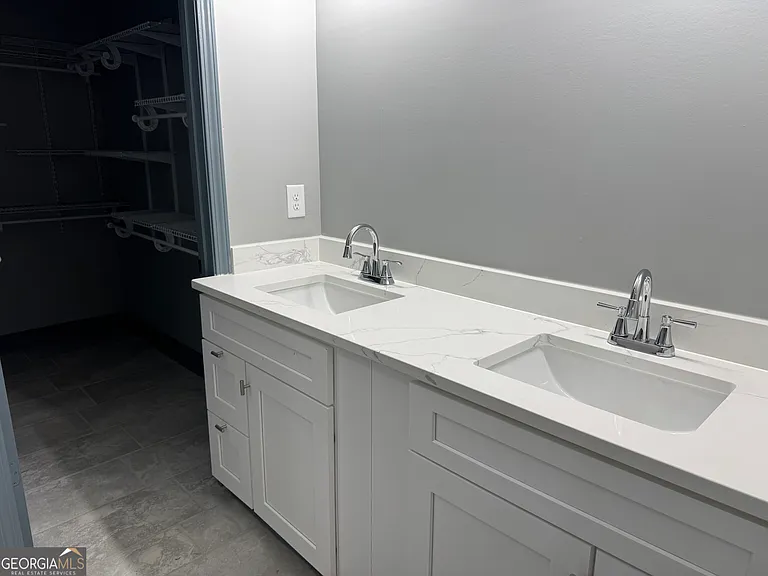 1555 W Poplar St — Photo 5