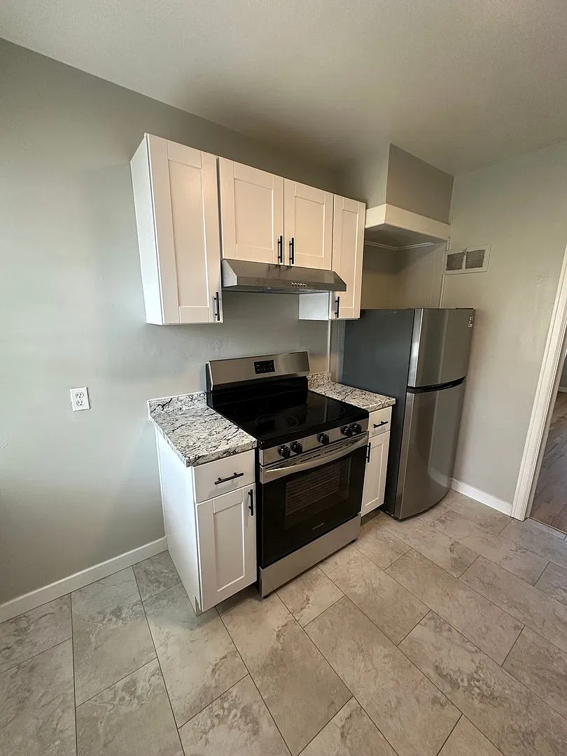 Nicely Updated 2 Bedroom, 1 Bathroom Apartment — Photo 3