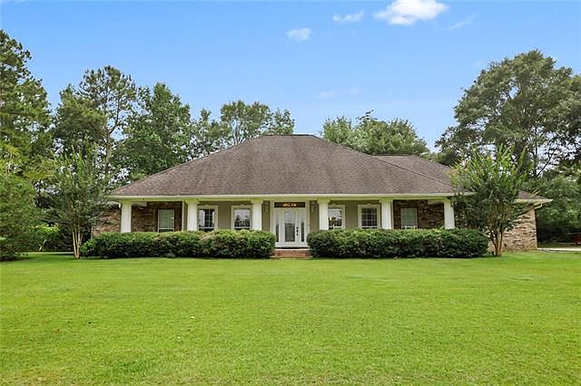1st image of 19451 Pinewood Dr