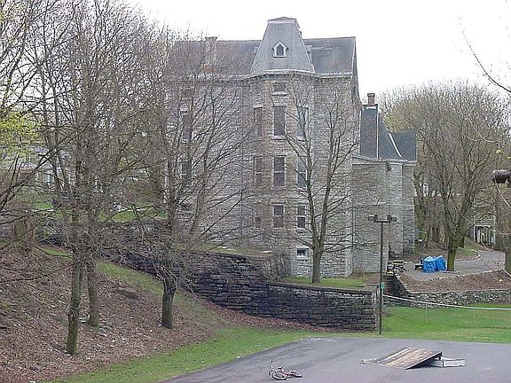  5 stories park side view 