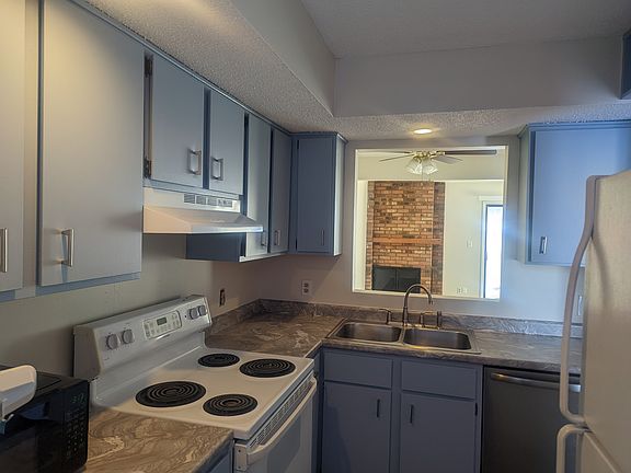 3rd image of 2104 Melrose Dr #1