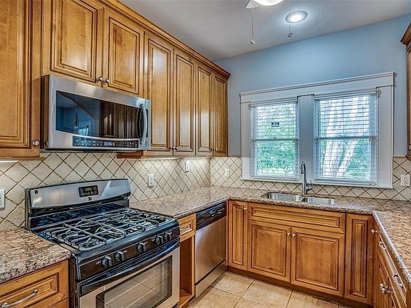 3rd image of 419 N Winnetka Ave