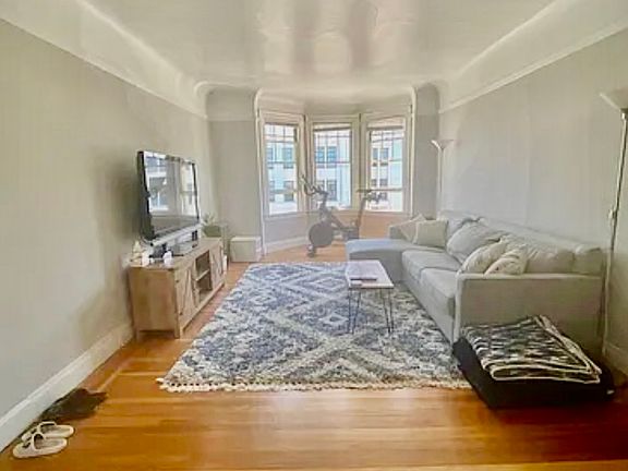 5th image of 3565 Fillmore St APT 303