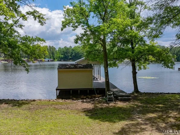935 Country Ln, Gasburg, VA 23857