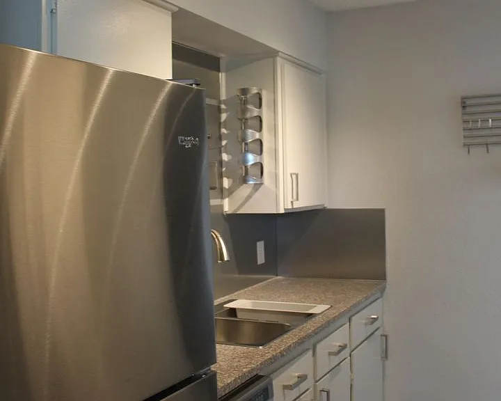 Lions Court Apartments — Photo 25