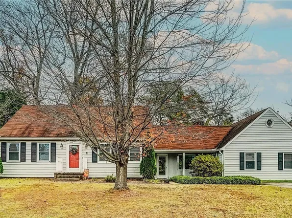815 Forest View Dr, Colonial Heights, VA 23834