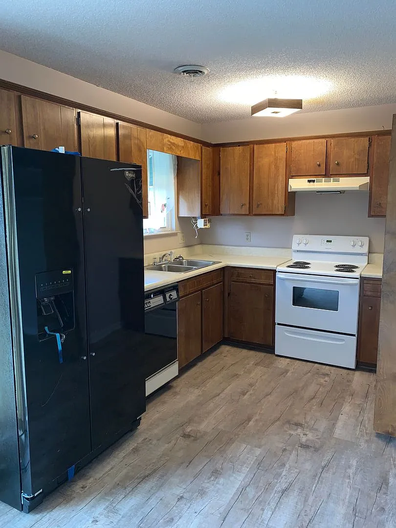 *Move In Special* 1/2 Off First Months Rent* 3 Bedroom 2 Bath House — Photo 2
