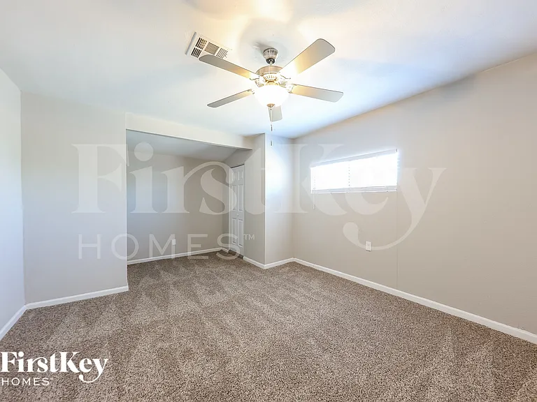 5702 N 19th Dr — Photo 8