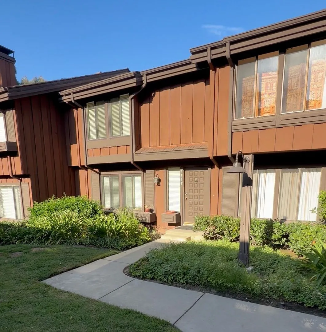 Spacious 2Bd 2,5Ba Townhome with 2 car garage — Photo 1