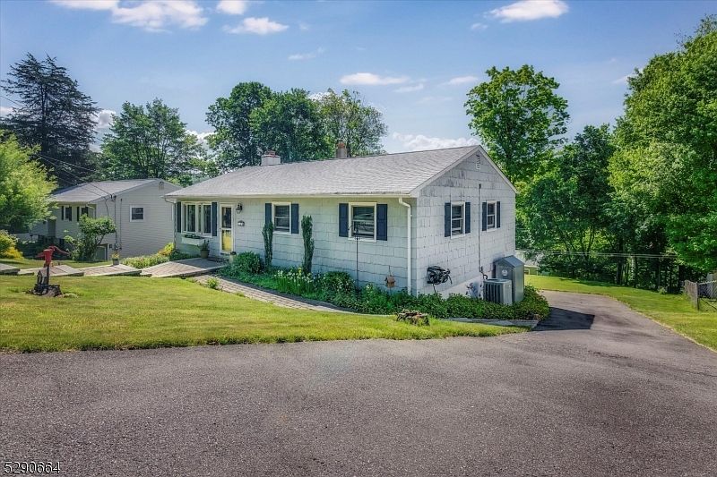 1st image of 24 Mountain Heights Dr
