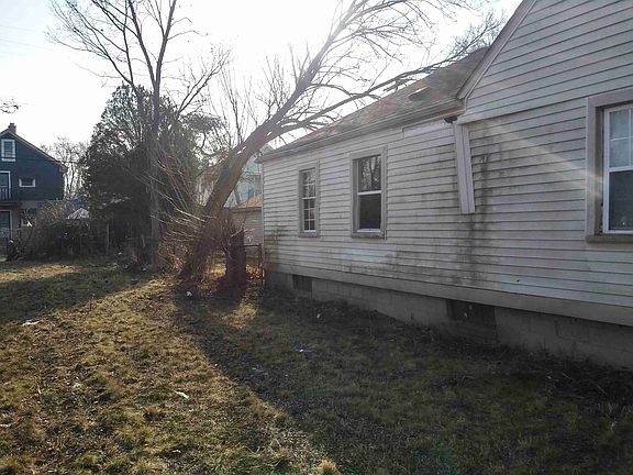 8142 Roselawn