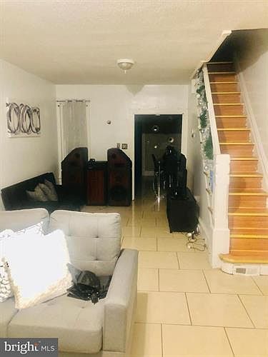 2nd image of 824 Pear St