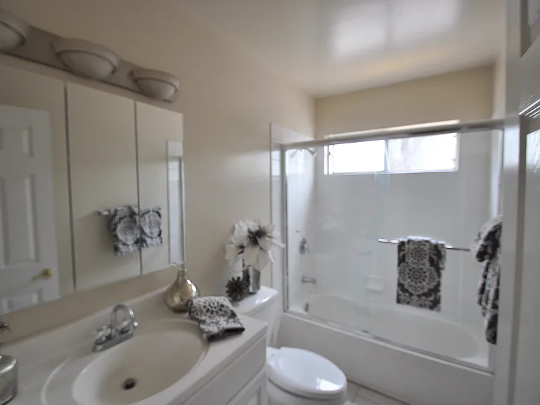 Oak Park Manor — Photo 12