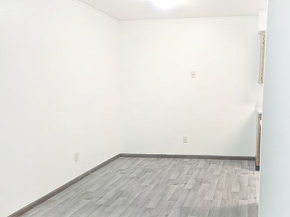 4th image of 904 Thomas Ave NE #15